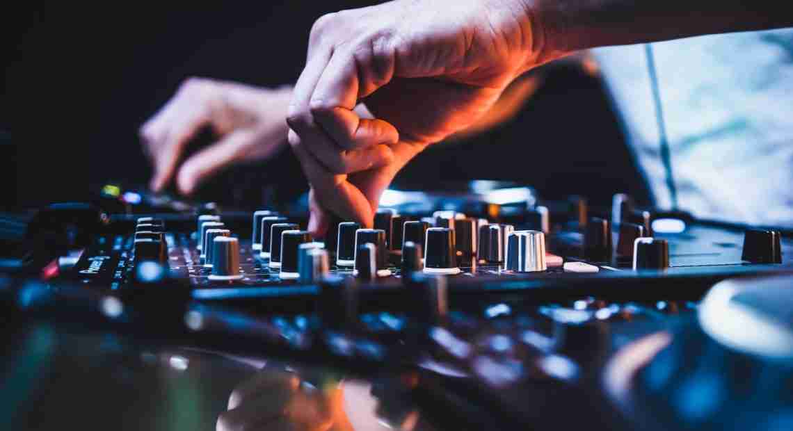 DJ worden: 9 Stappen om te Beginnen