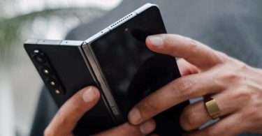 Titanium zit nu alleen nog in de telefoon die je dubbelvouwt